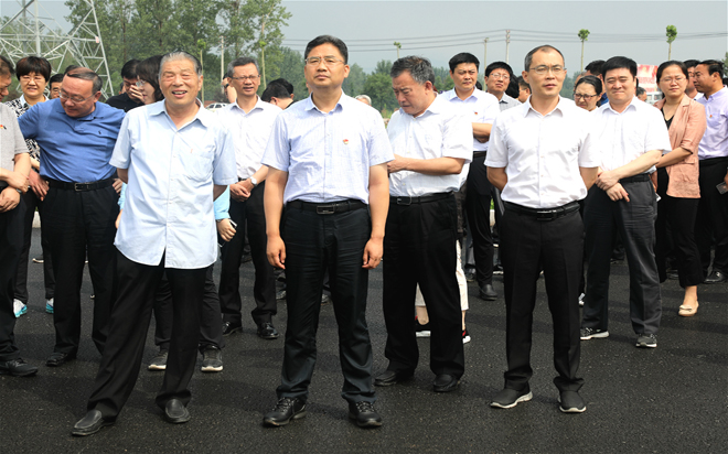 縣委領(lǐng)導(dǎo)到公司項(xiàng)目建設(shè)現(xiàn)場進(jìn)行觀摩點(diǎn)評(píng)大.jpg 縣委領(lǐng)導(dǎo)到公司項(xiàng)目建設(shè)現(xiàn)場進(jìn)行觀摩點(diǎn)評(píng)大.jpg